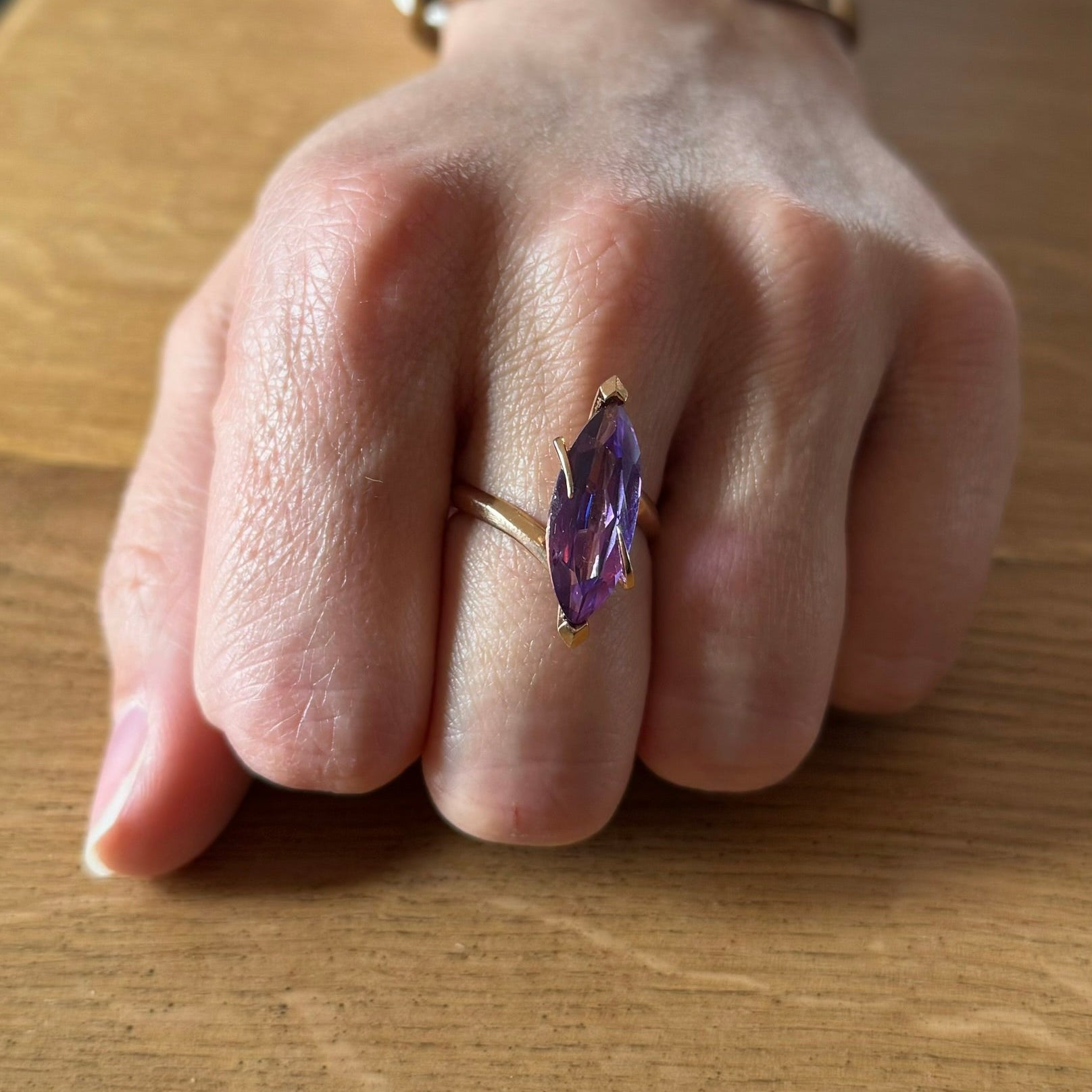 Bague en or rose et améthyste