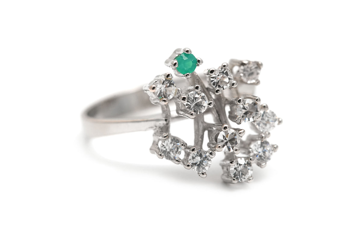 Bague en or blanc, émeraude et diamants