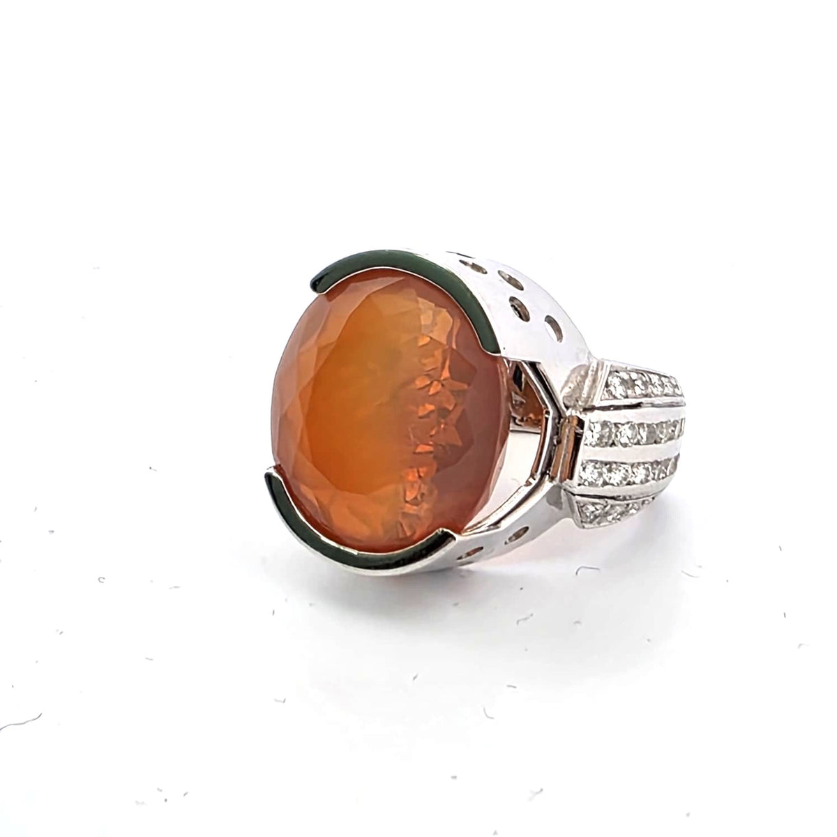 Bague Cocktail en or blanc, opale et diamants