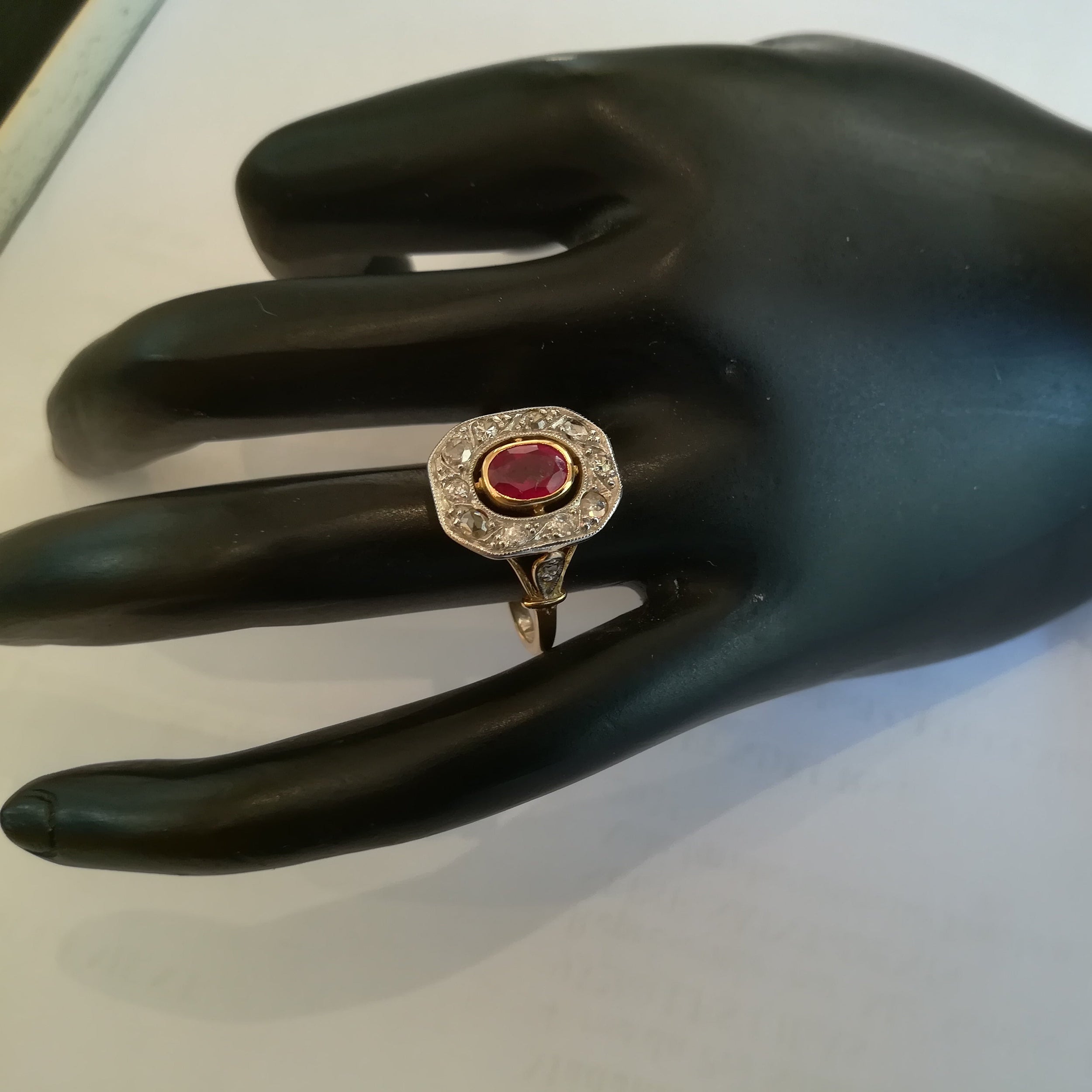 Bague en or jaune, rubis et diamants