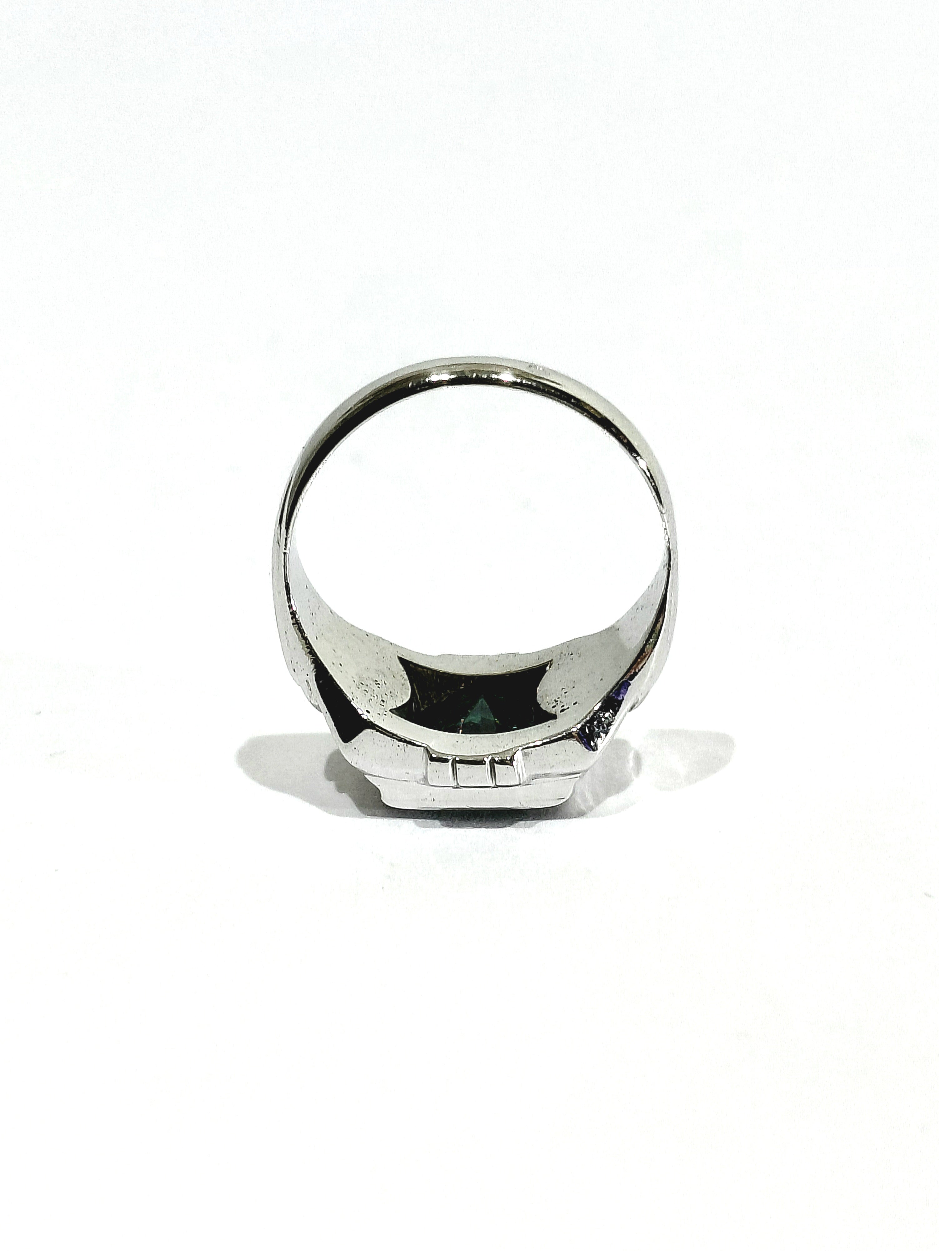 Bague Art Déco en or blanc et tourmaline verte