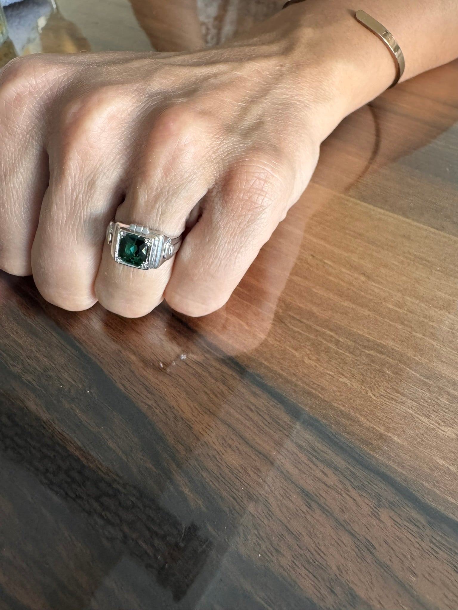Bague Art Déco en or blanc et tourmaline verte