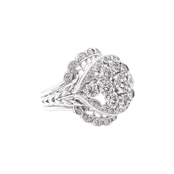 Bague fleur vintage en platine et diamants.