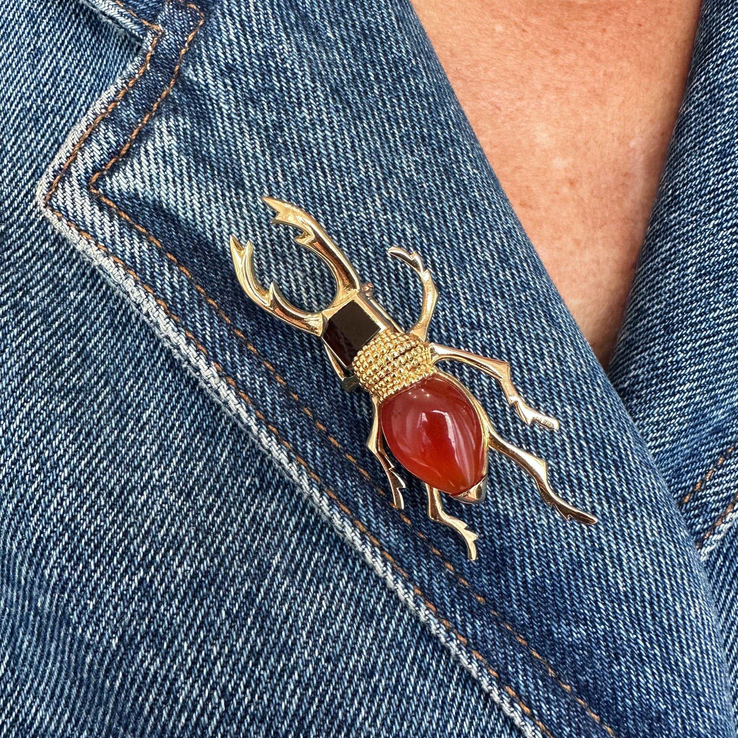 Broche HERMÈS "Scarabée" en or jaune, cornaline et agate