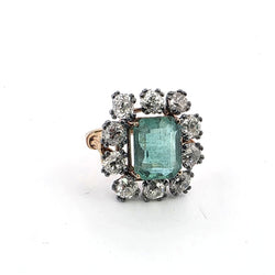 Bague Entourage en or jaune, émeraude et diamants
