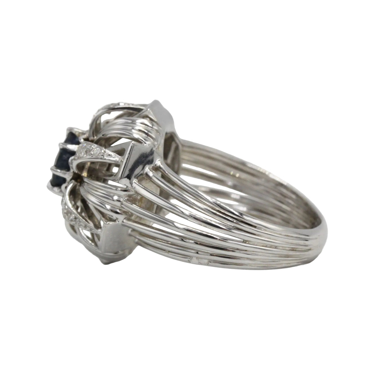 Bague Entourage en or blanc, platine, saphir, et diamants