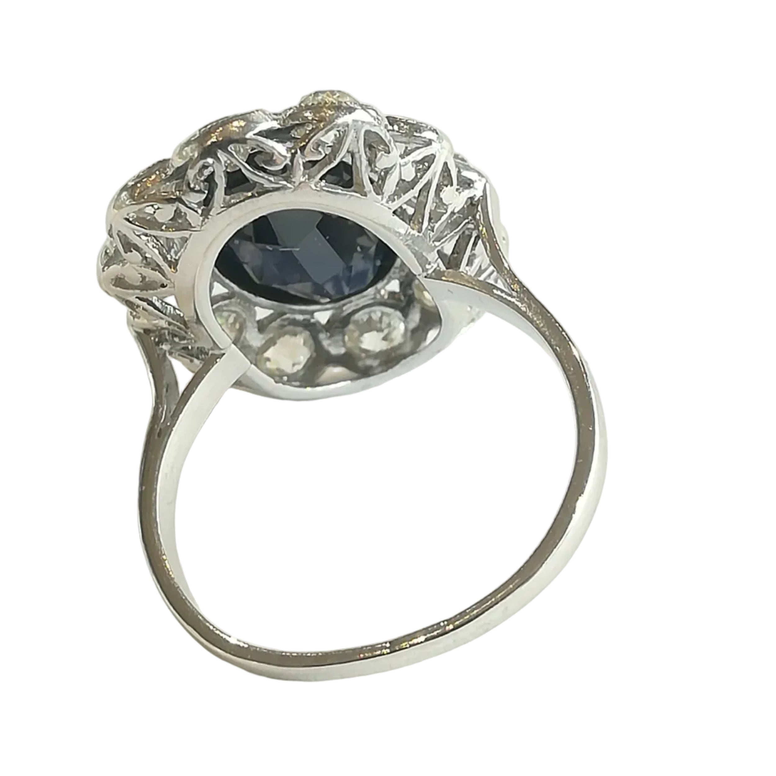 Bague Pompadour en platine, saphir et diamants