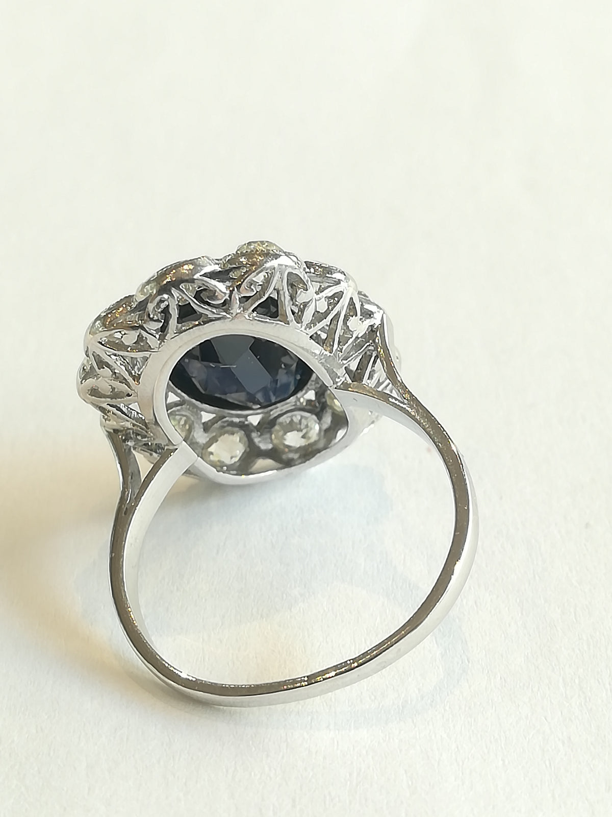 Bague Pompadour en platine, saphir et diamants