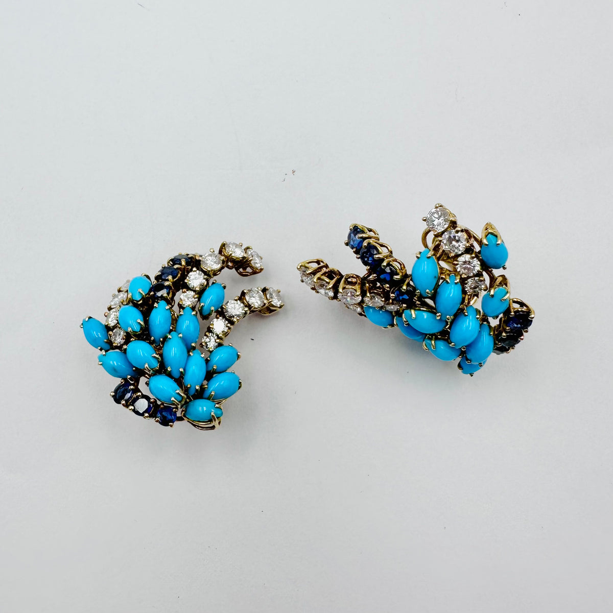 Boucles d'oreilles Clips BOUCHERON or jaune, turquoises, saphirs et diamants