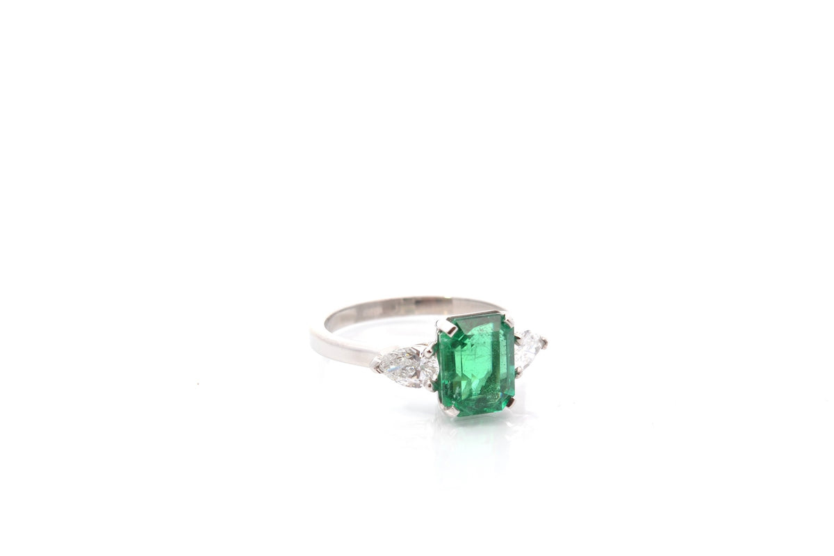 Bague Trilogie en platine, émeraude et diamants