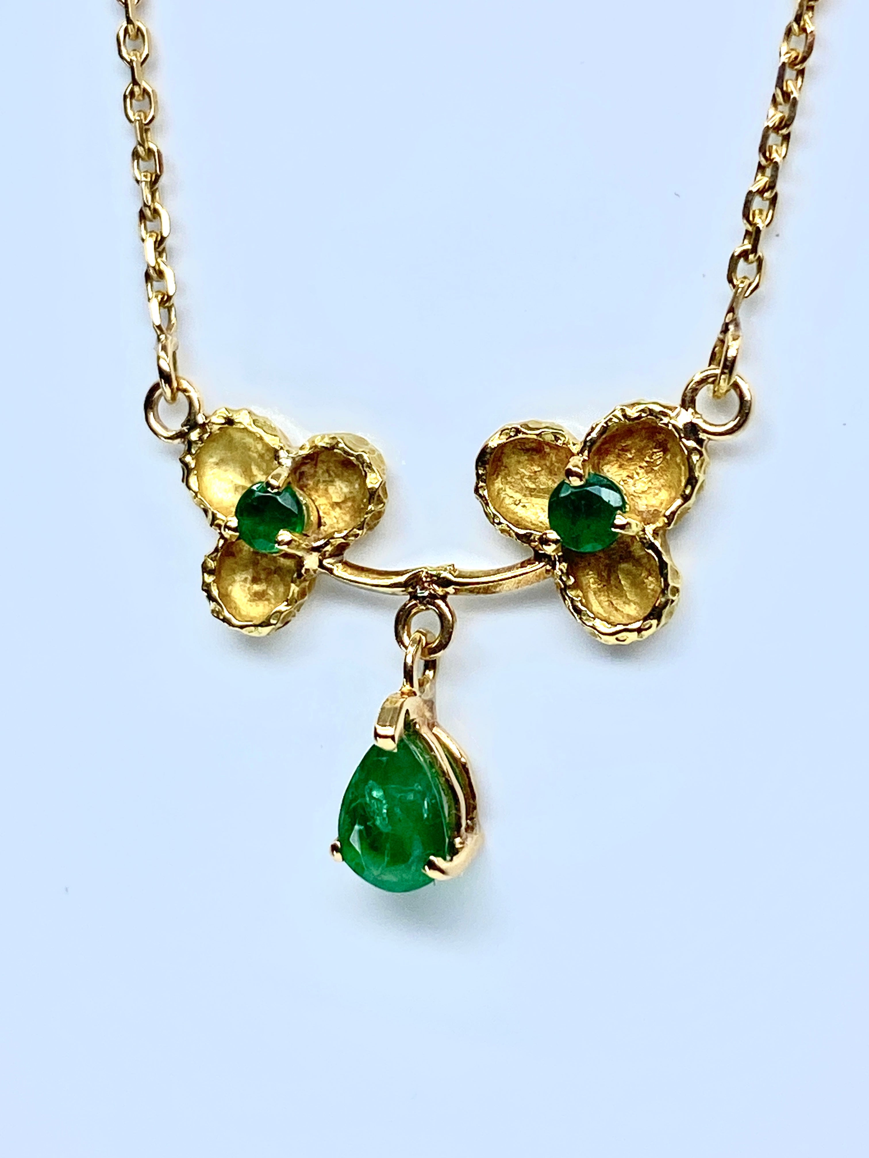 Collier pendentif en or jaune 18 carats et émeraudes
