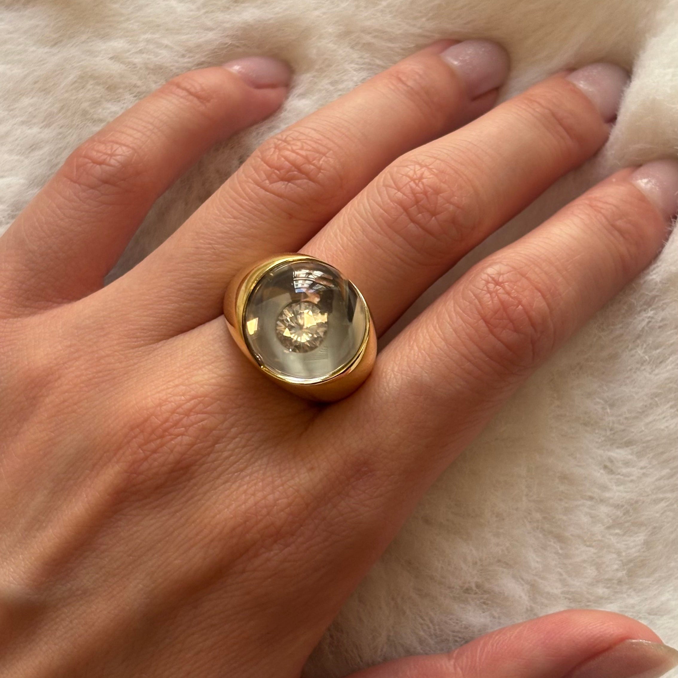 Bague Dôme MAUBOUSSIN "Loupe" en or jaune, cristal de roche et diamant