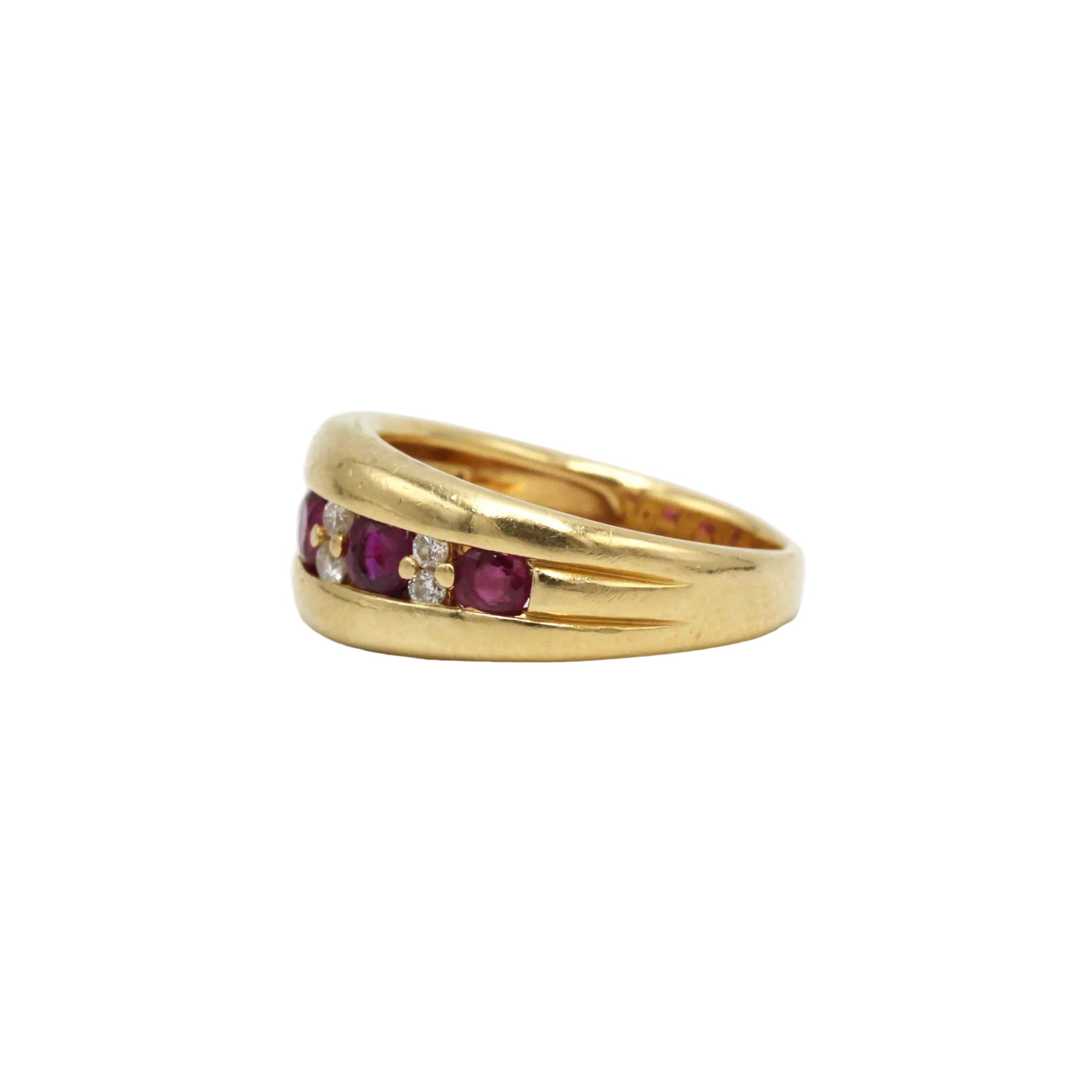 Bague Bandeau en or jaune, rubis et diamants