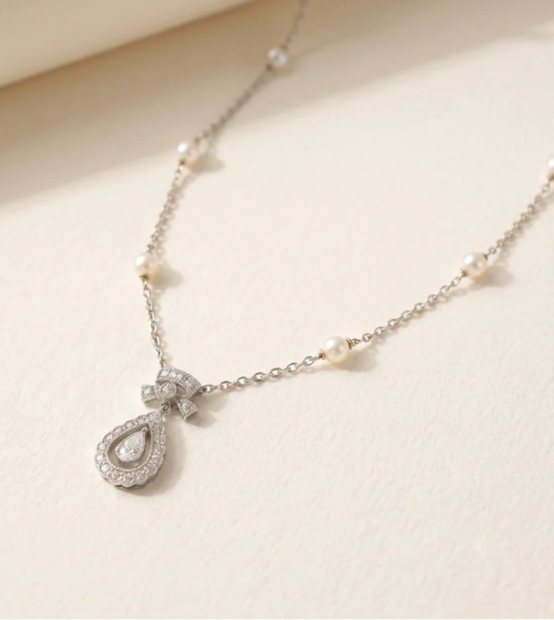 Collier Pendentif en or blanc, perles et diamants