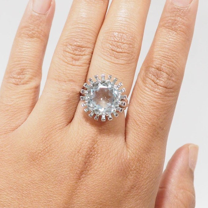Bague Solitaire en or blanc et aigue-marine