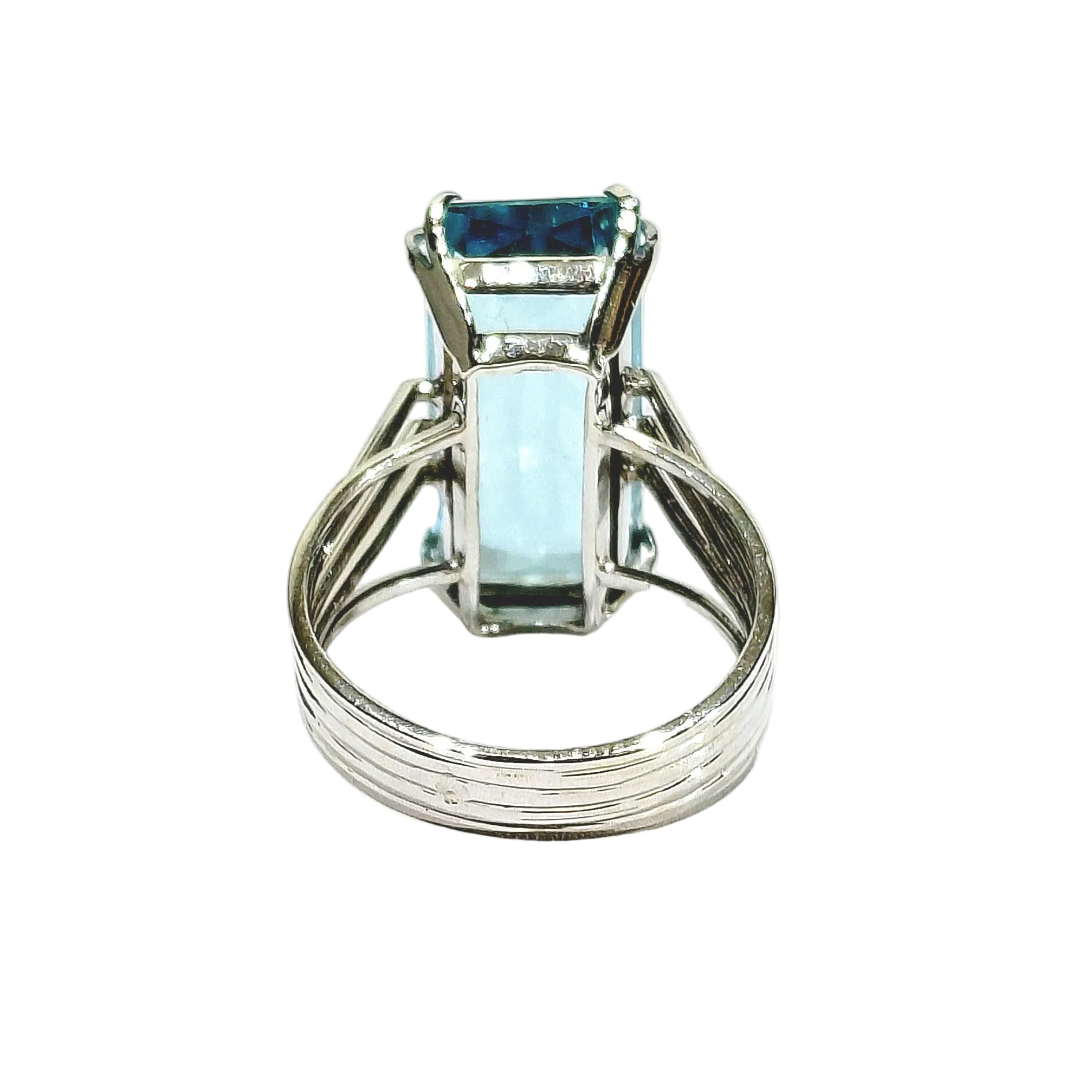 Bague Solitaire en or blanc et aigue-marine
