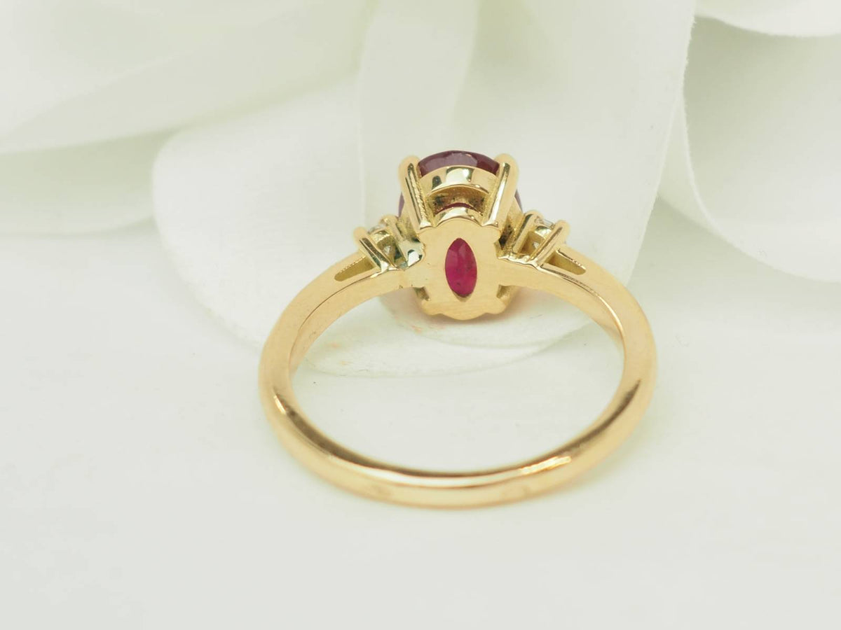 Bague Solitaire en or jaune, rubis et diamants