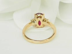 Bague Solitaire en or jaune, rubis et diamants