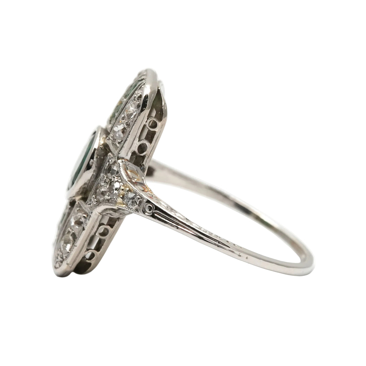 Bague Art Déco en or blanc, émeraudes et diamants