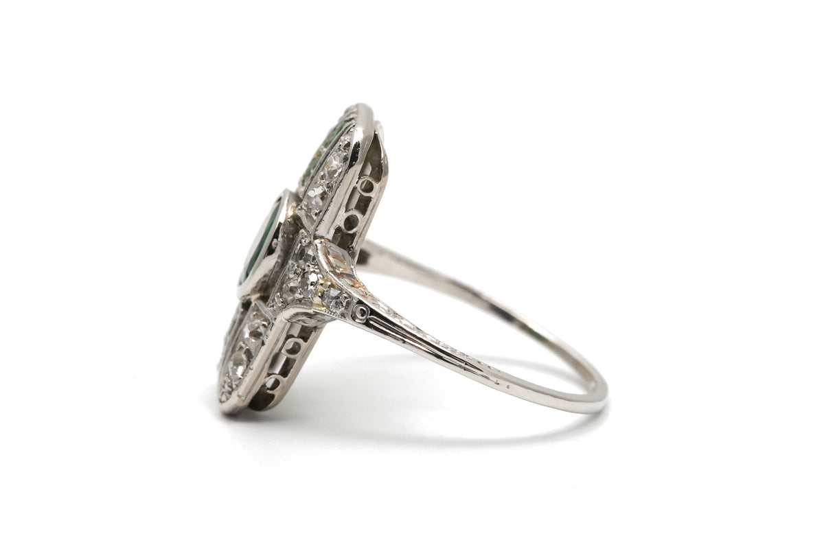 Bague Art Déco en or blanc, émeraudes et diamants