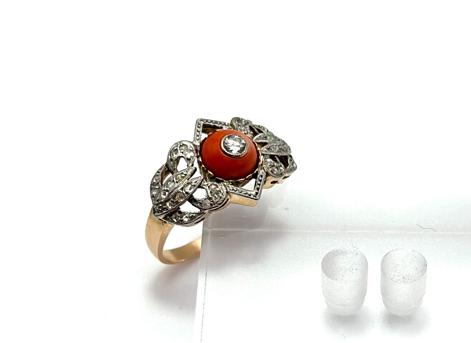 Bague Cocktail en or jaune, or blanc, platine, corail et diamants