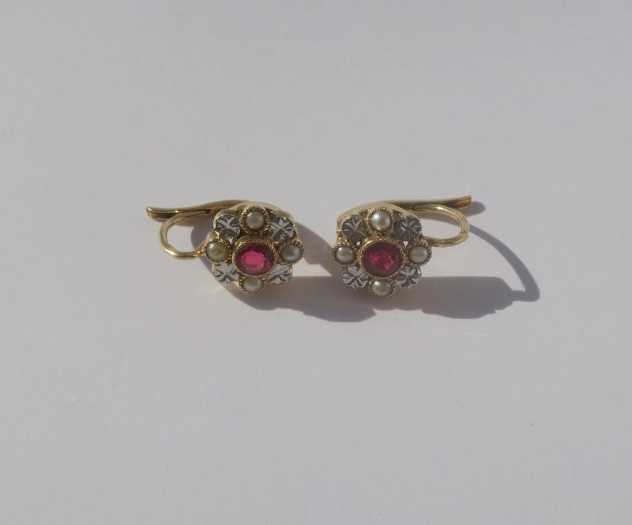 Boucles d’oreilles Dormeuses en or jaune, or banc, rubis, et perles