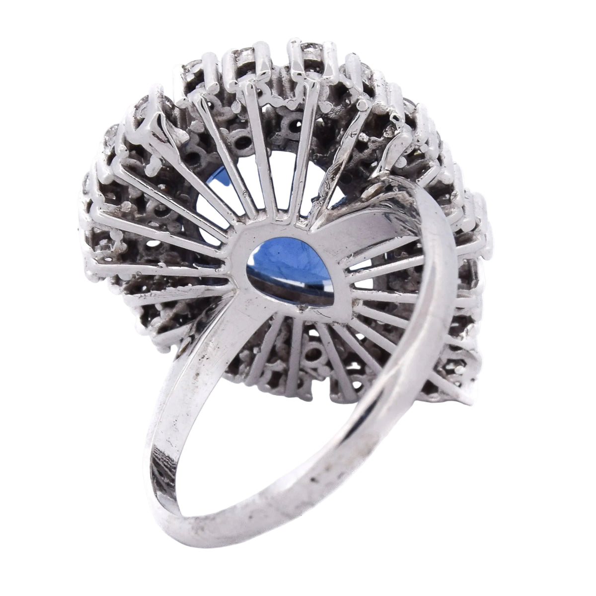Bague Entourage en or blanc, saphir et diamants