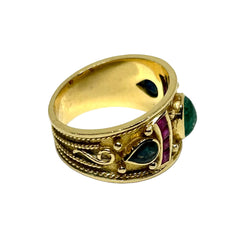 Bague Bandeau en or jaune, émeraude, rubis et saphirs