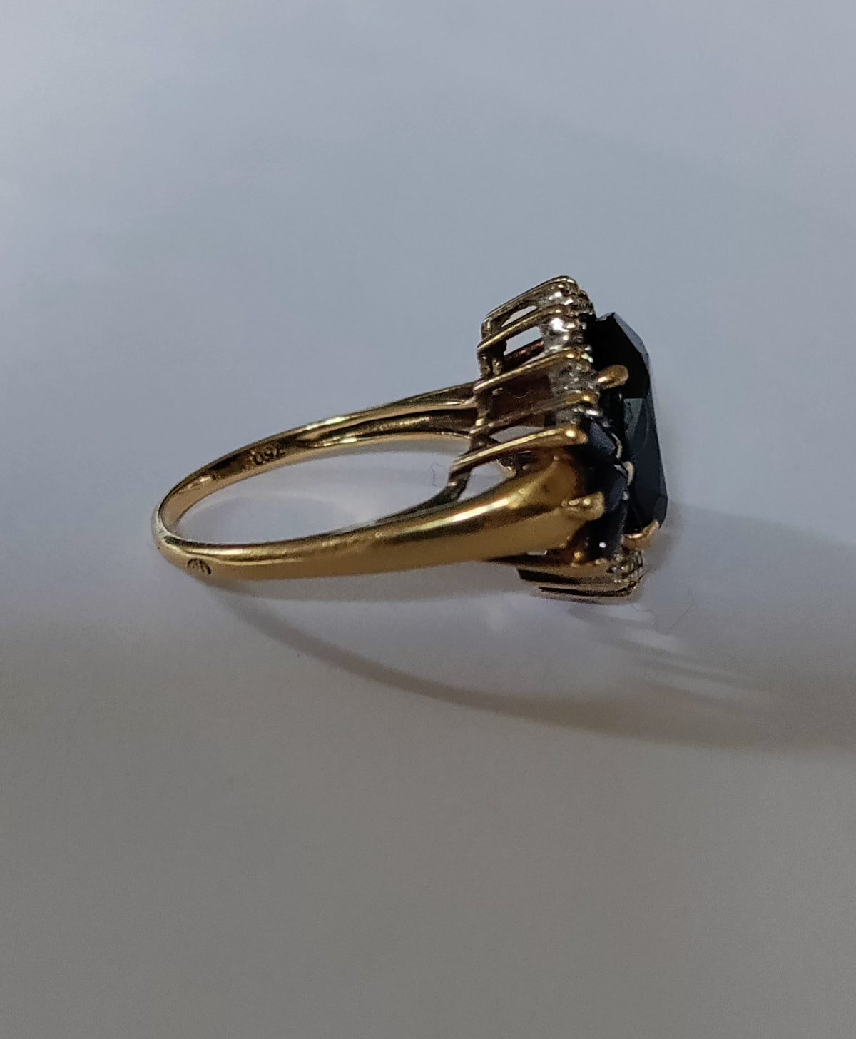 Bague Marguerite en or jaune, saphirs et diamants