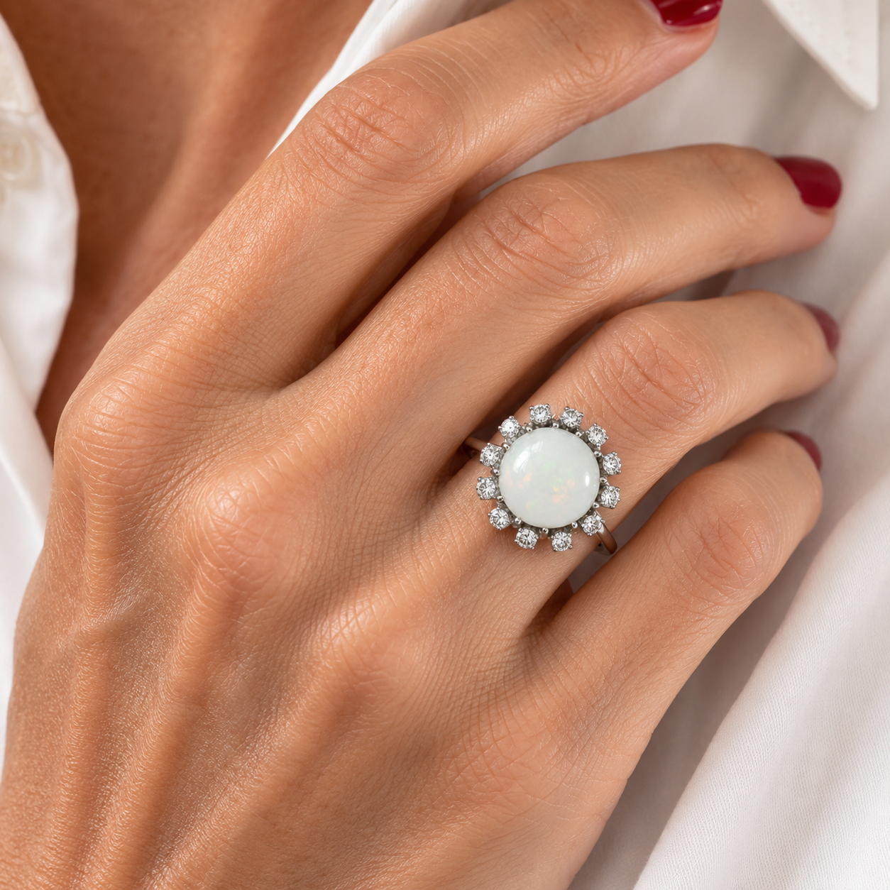 Bague Entourage en or blanc, opale et diamants