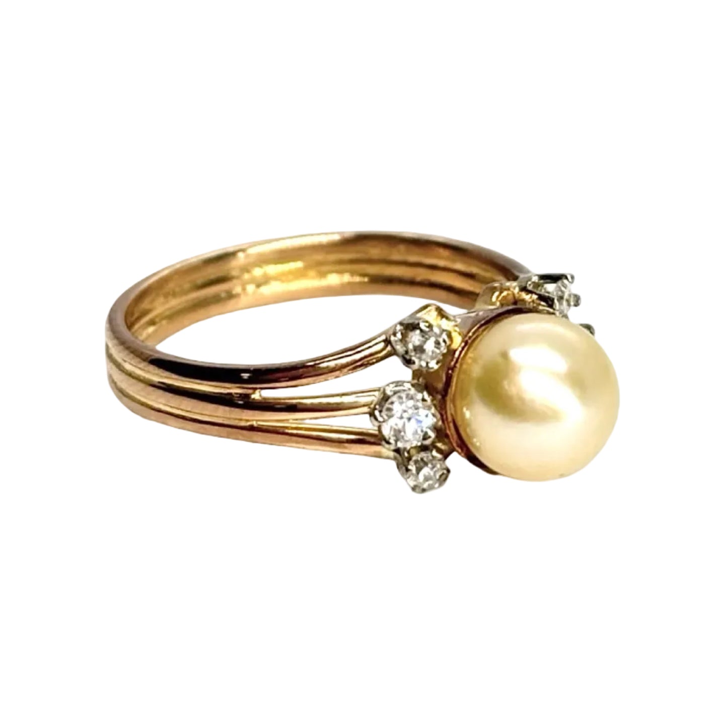Bague en or jaune, perle, et diamants