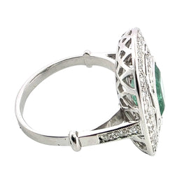 Bague Entourage en or blanc, émeraude et diamants