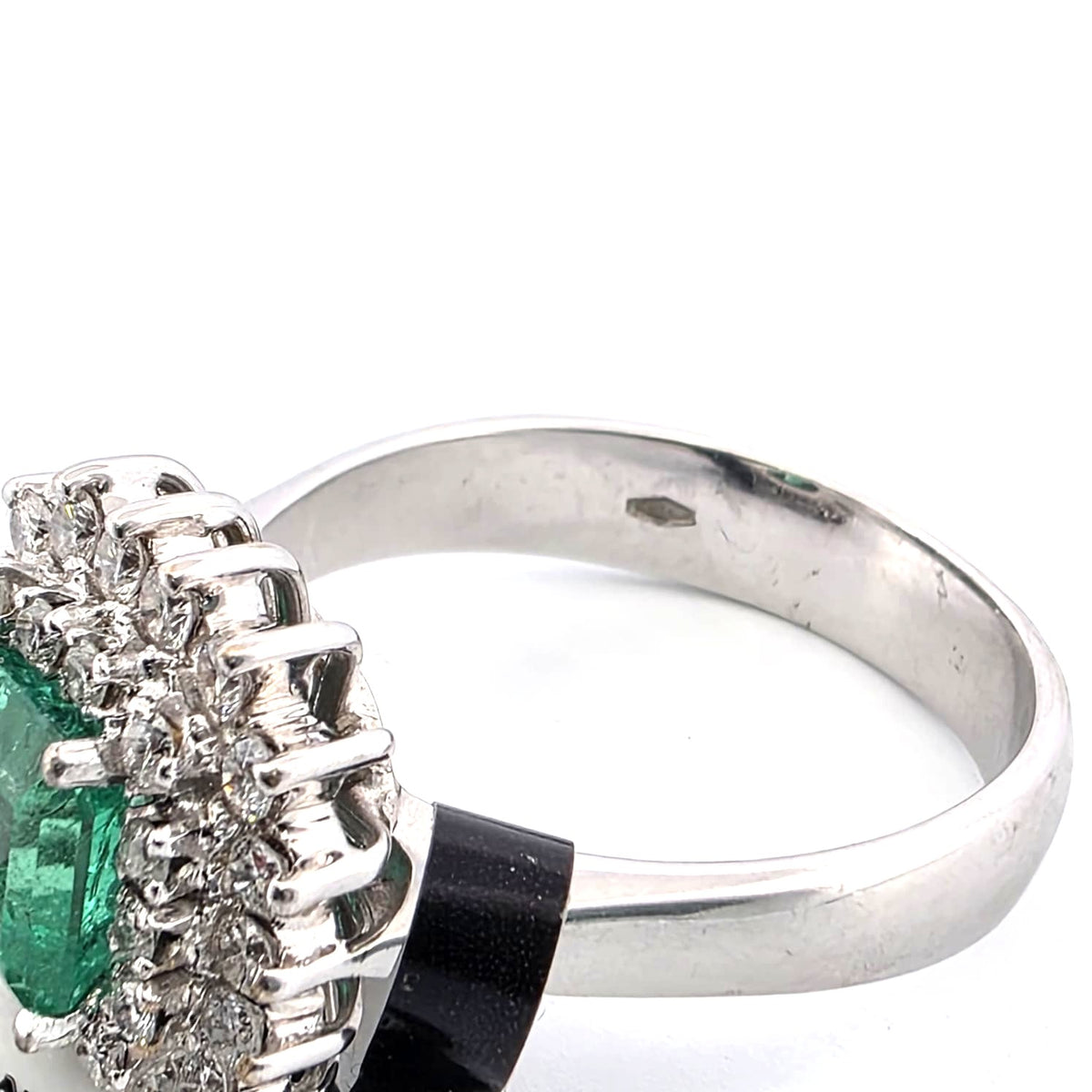 Bague Entourage en or blanc, émeraude et diamants