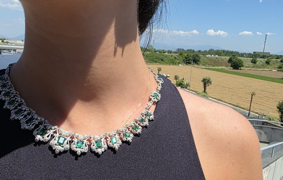 Collier Plastron en platine, émeraudes et diamants