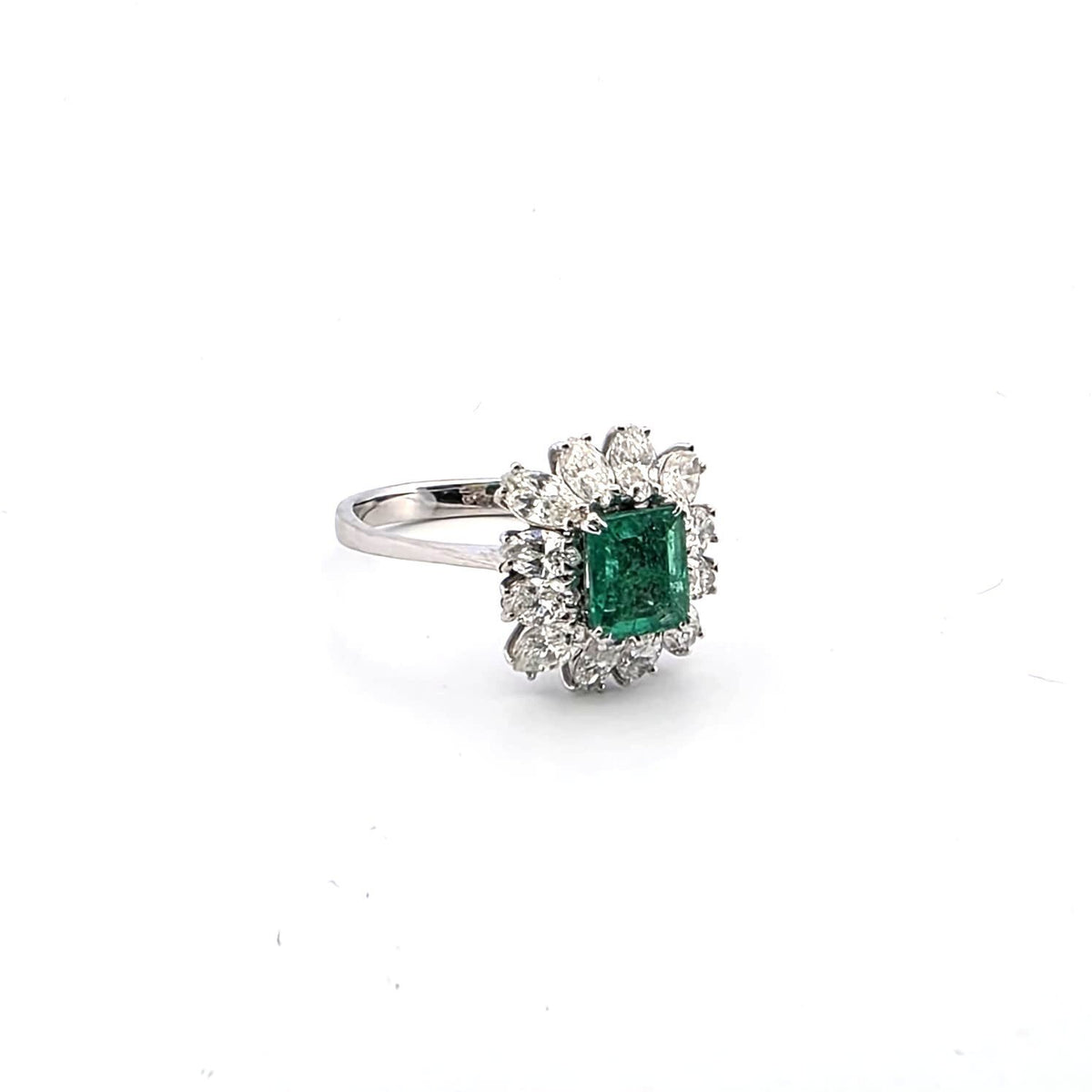 Bague Entourage en or blanc, émeraude et diamants