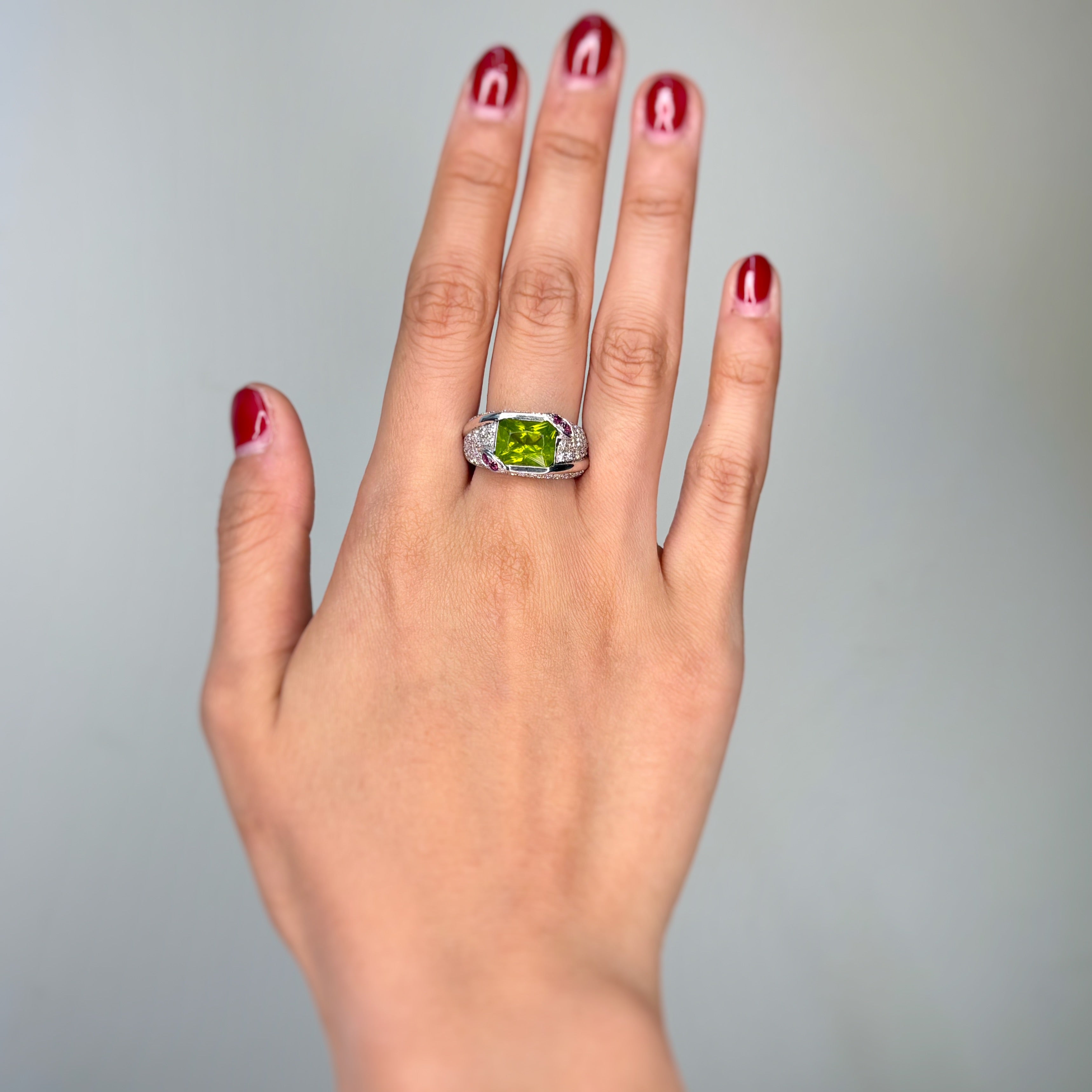 Bague en or blanc, péridot, grenats et diamants
