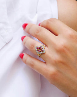 Bague Marquise en or jaune, platine, rubis et diamants