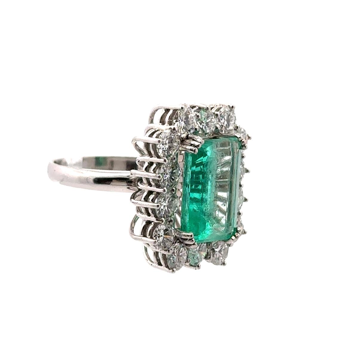 Bague Entourage en or blanc, émeraude et diamants