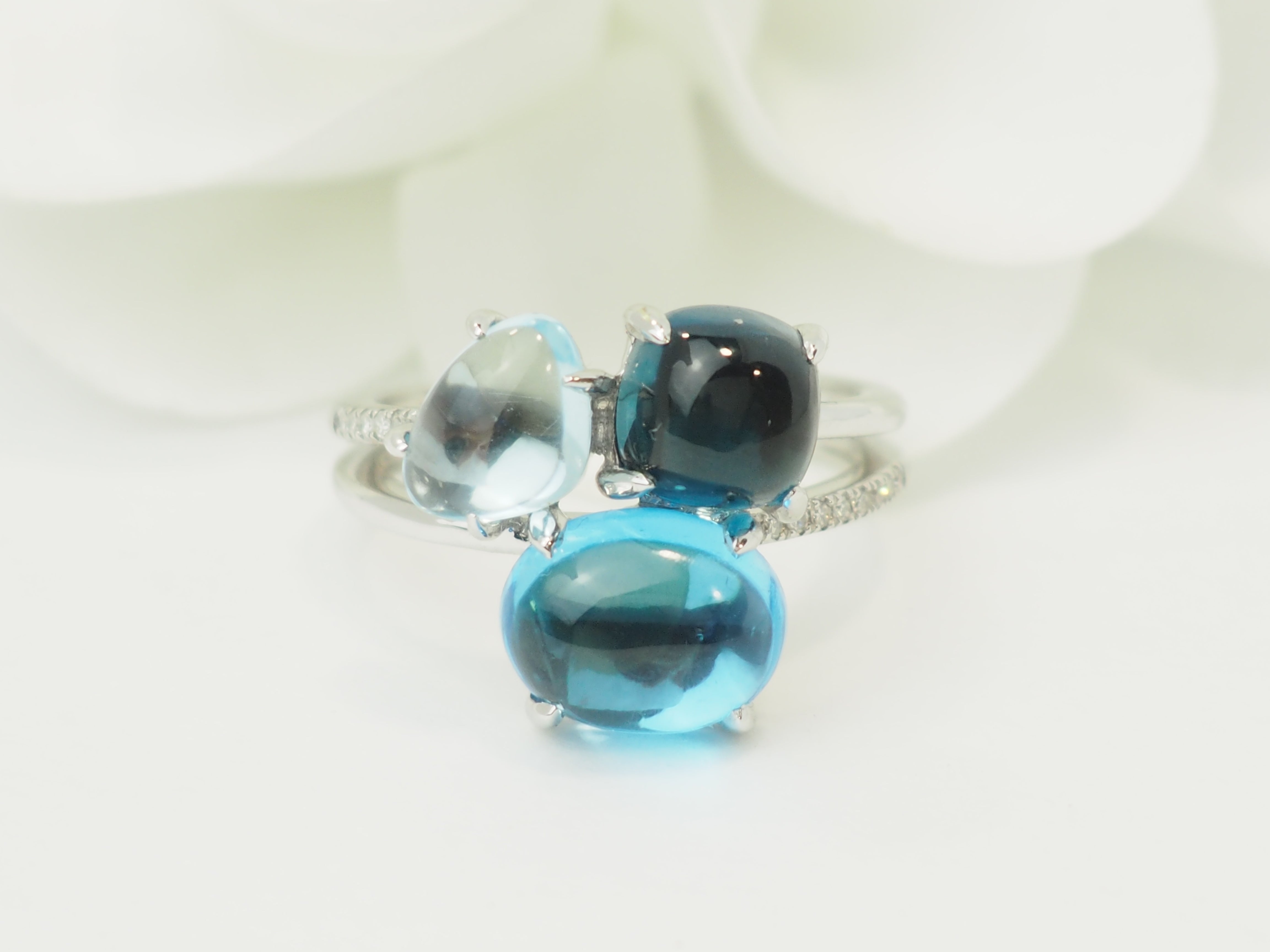 Bague Trilogie en or blanc, aigue-marine, topazes et diamants