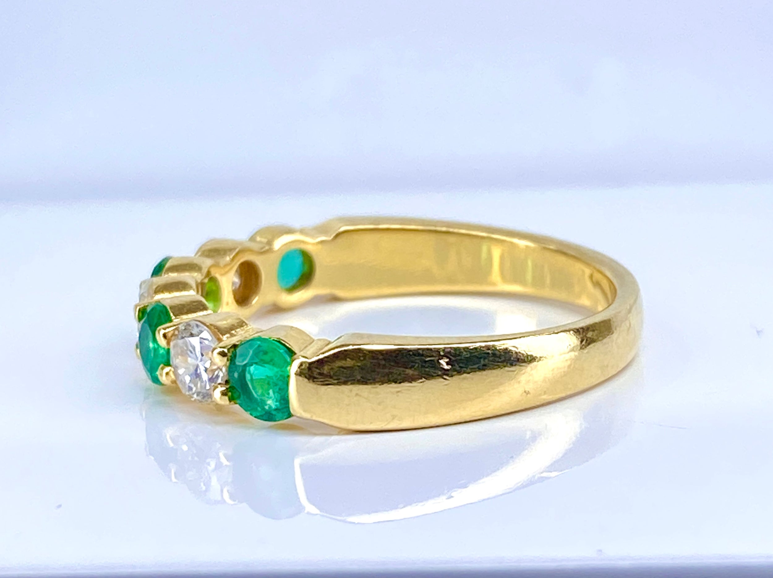 Bague Alliance en or jaune, émeraudes et diamants
