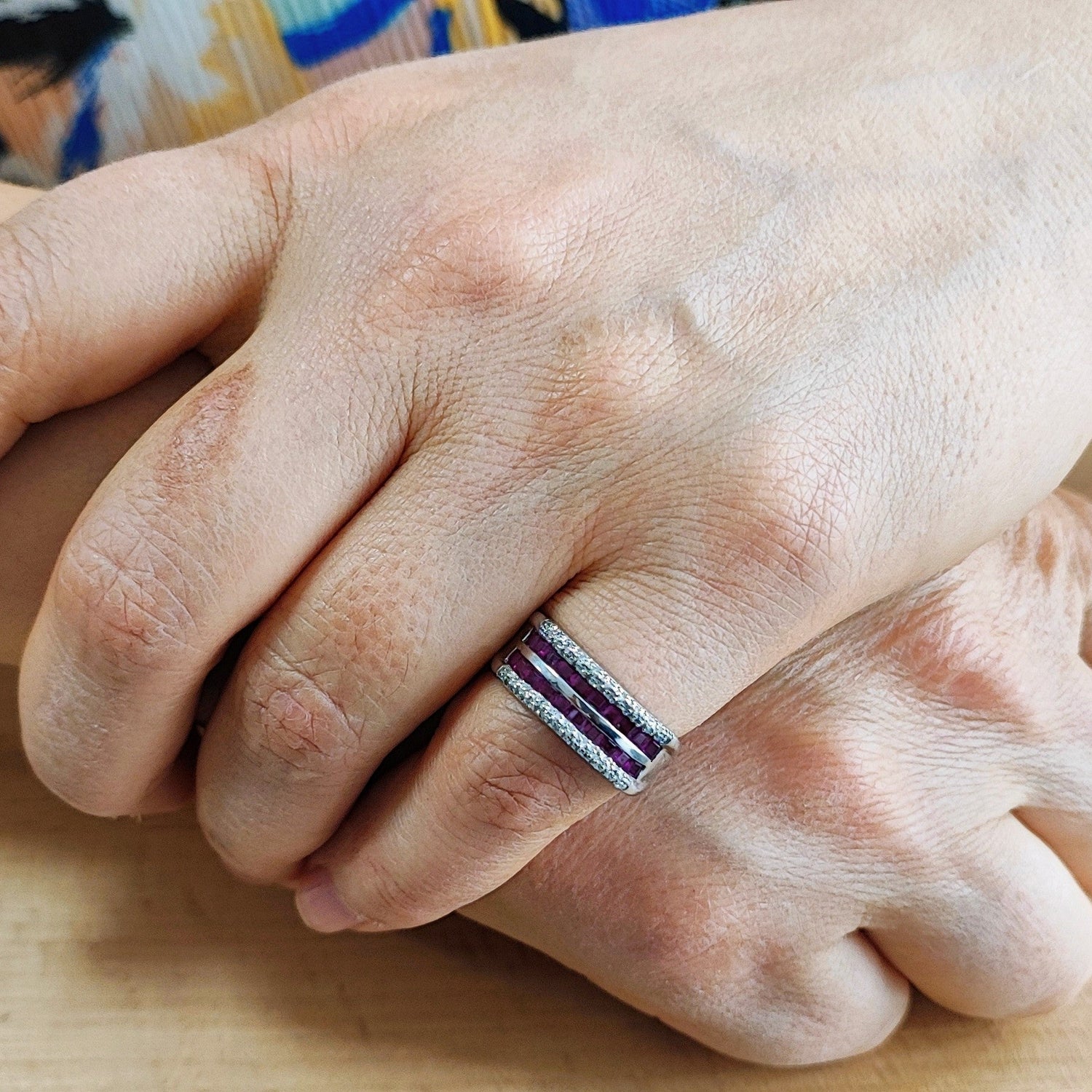 Bague Bandeau en or blanc, rubis et diamants