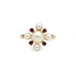 Bague en or jaune, rubis et perles