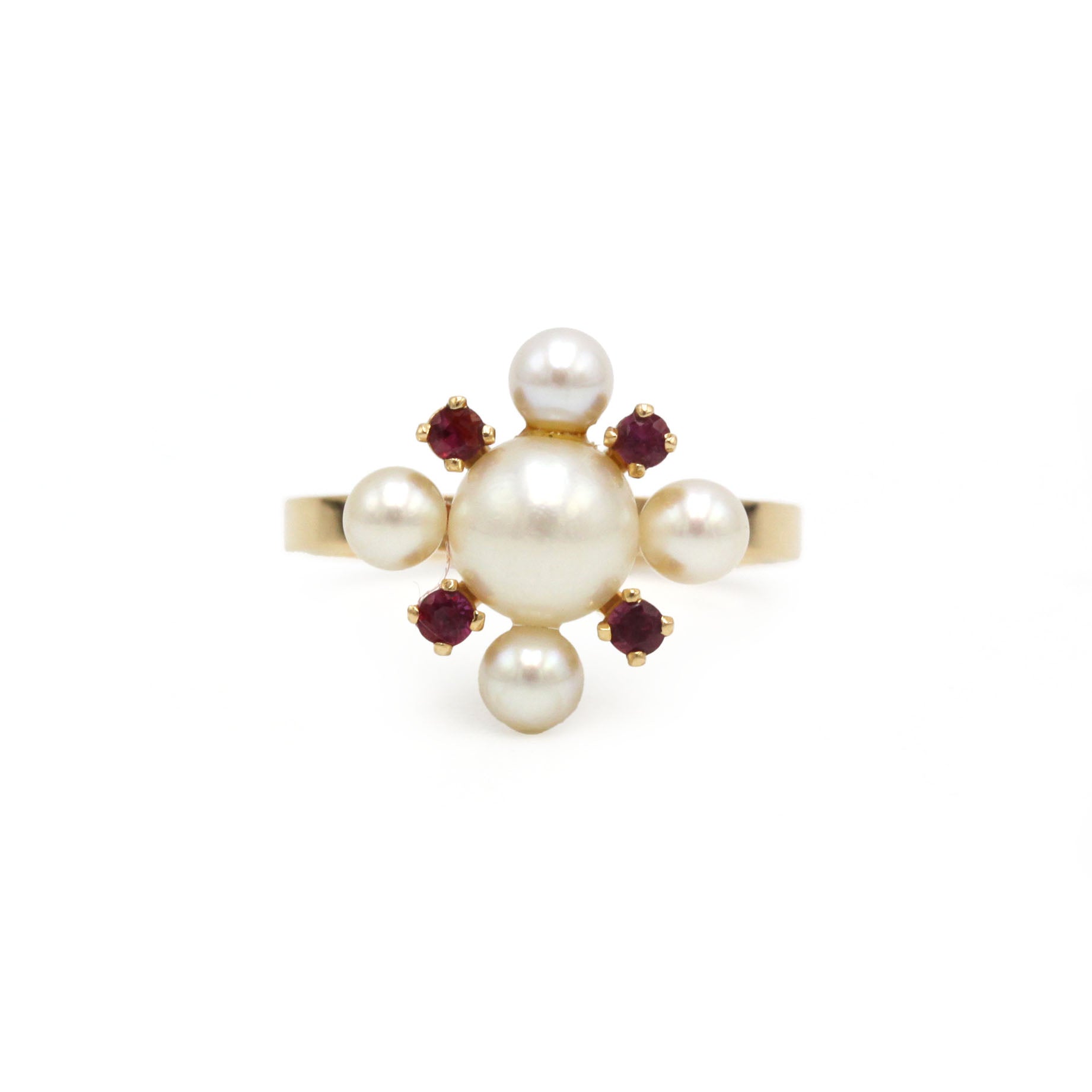 Bague en or jaune, rubis et perles