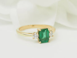 Bague Solitaire en or jaune, émeraude et diamants