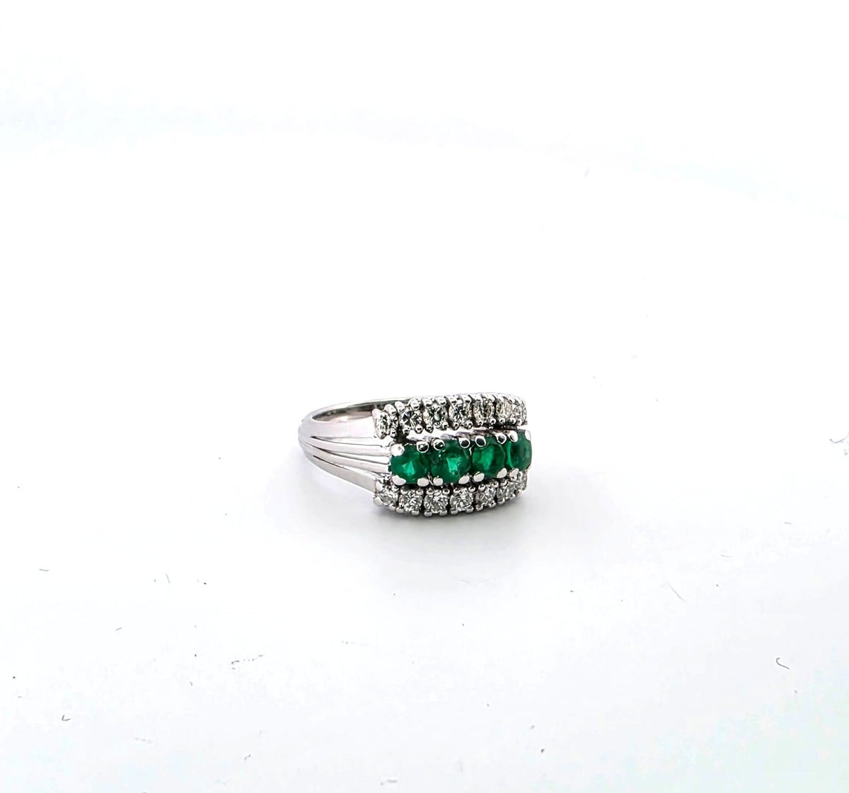 Bague en or blanc, émeraudes et diamants