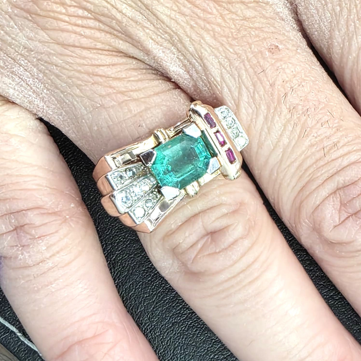 Bague Tank en or jaune, émeraude, rubis et diamants