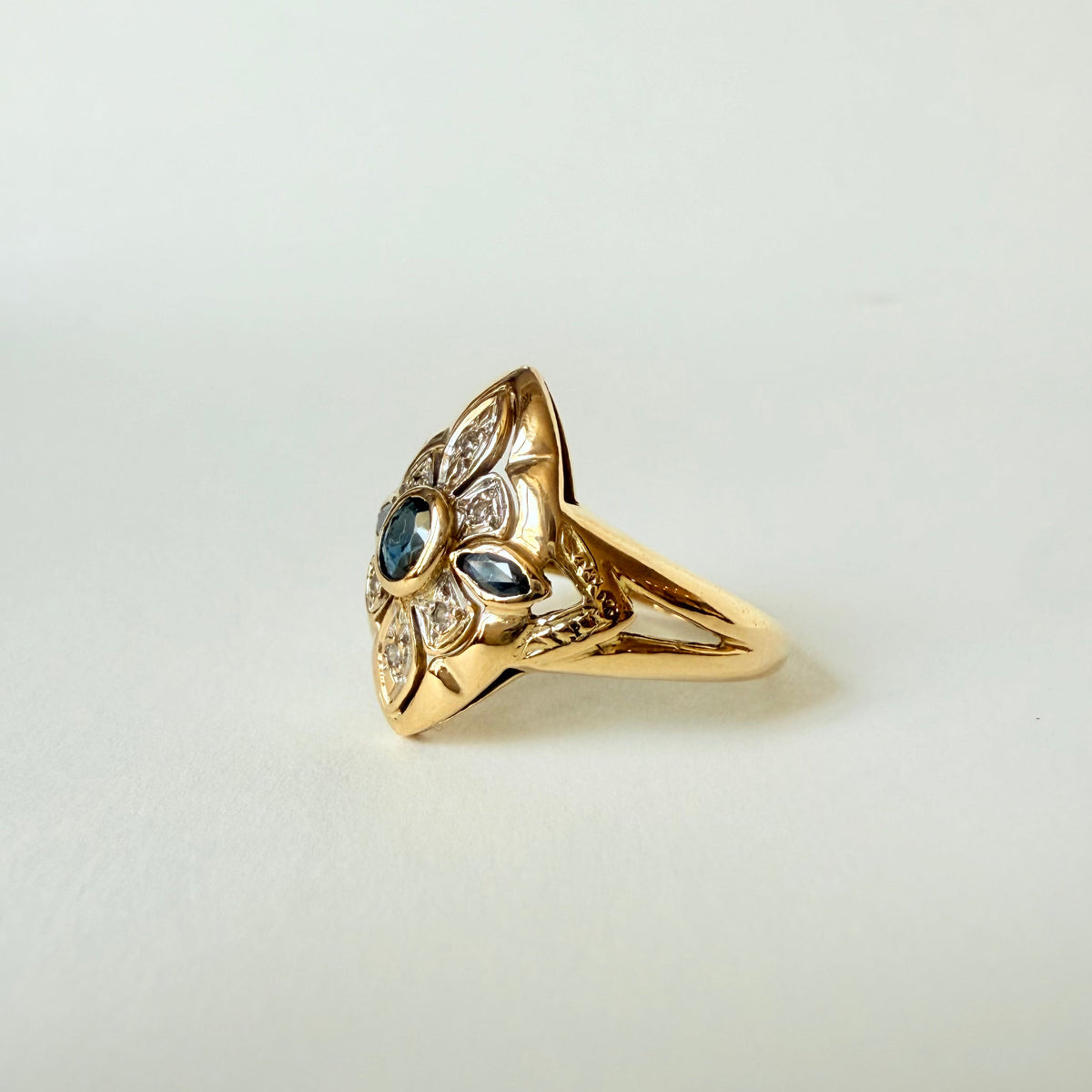 Bague Marquise en or jaune, or blanc, saphir, et diamants