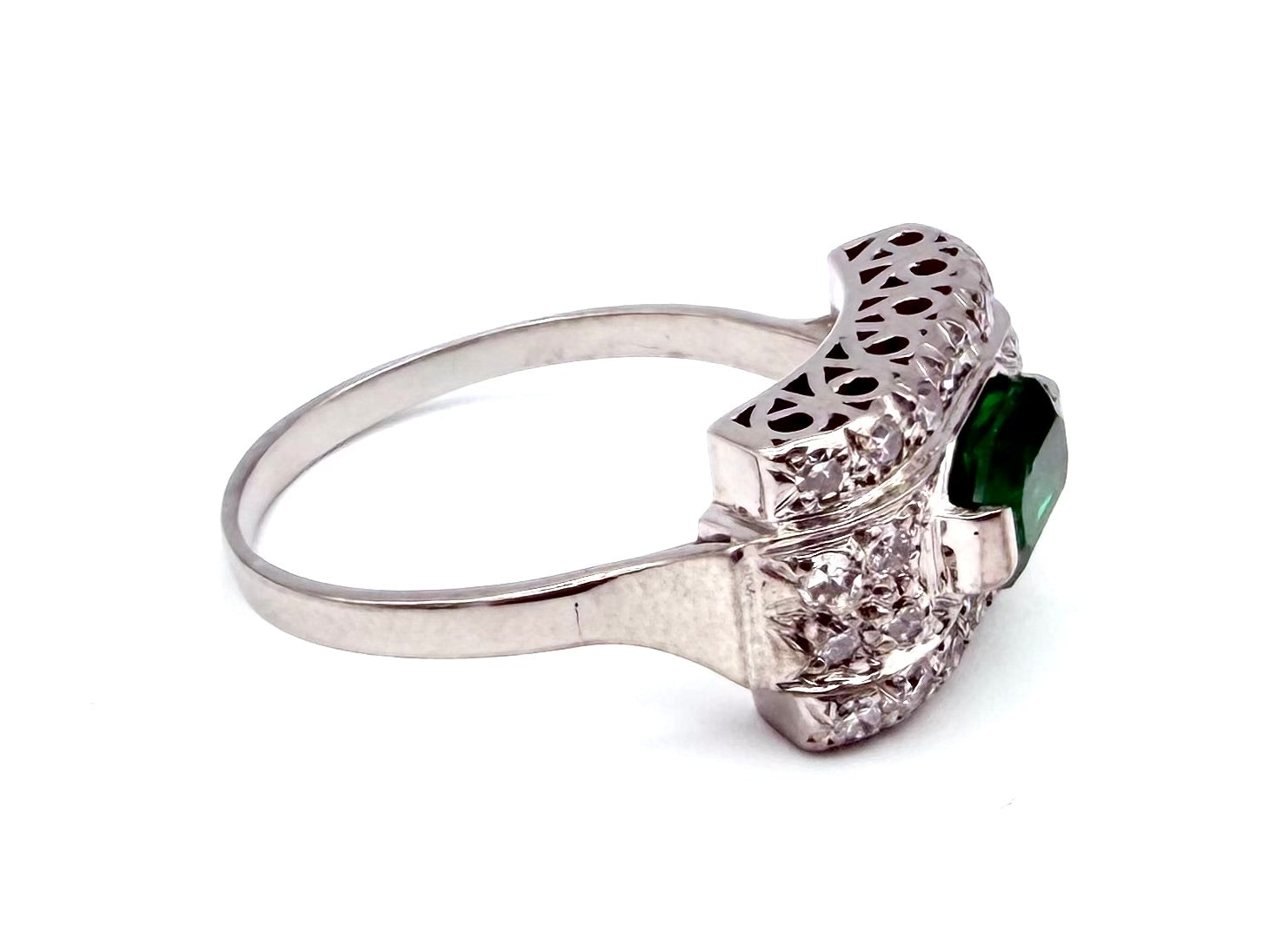 Bague Art-Déco en or, platine, émeraude et diamants