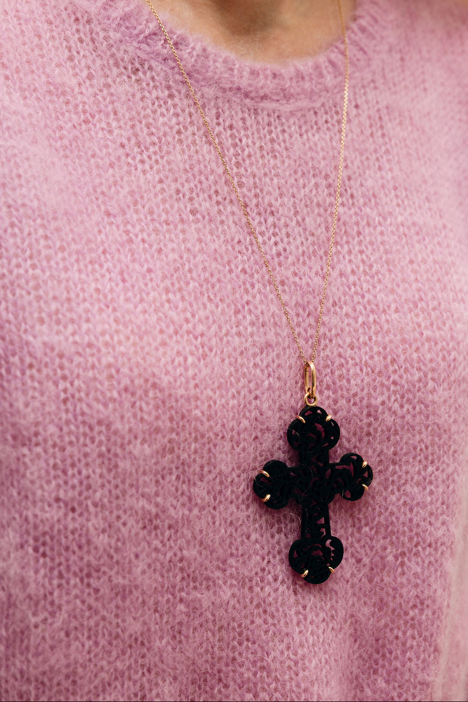 Pendentif POMELLATO Victoria croix en or rose et jais