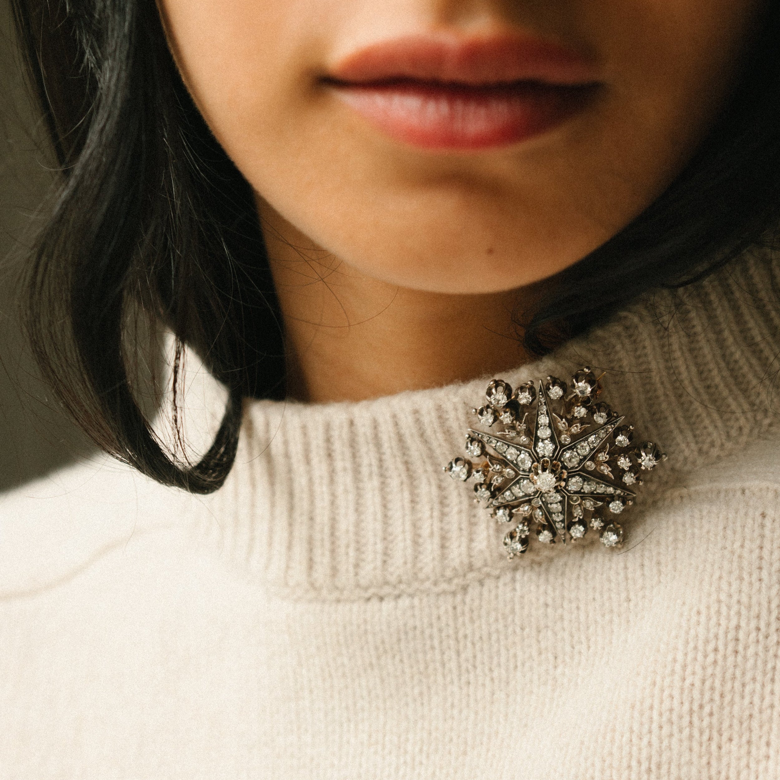 Star & Flower brooches in yellow gold, silver and diamonds